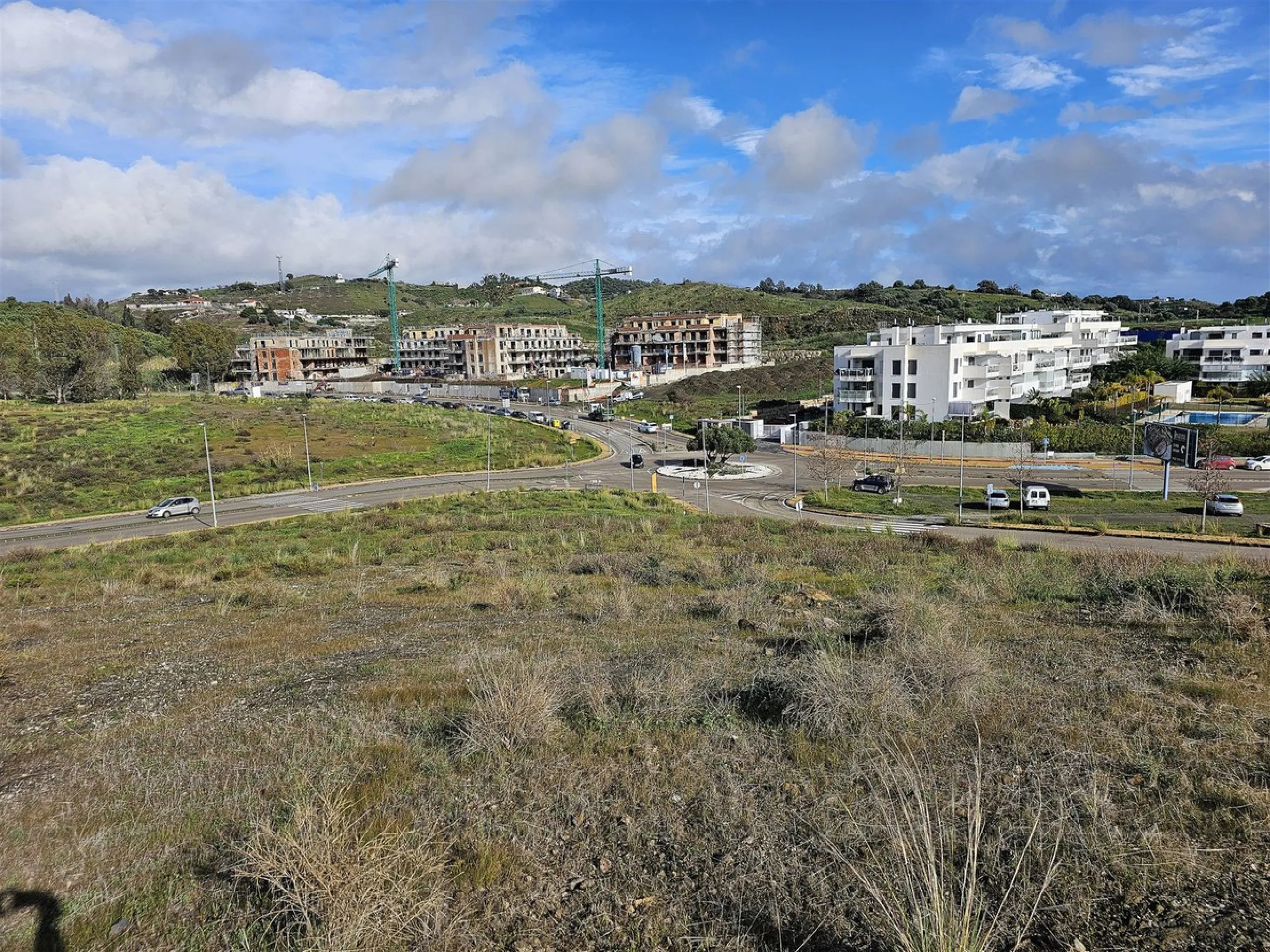 Urban plot of 4254 m2 located on the edge of La Cala de Mijas, close to the complexes of El Lagar and La Cala Sunset. The plot has a buildable area of 2556 m2 (60%) for a 4 floor APARTMENT block with a maximum of 23 APARTMENTS of around 110 m2 each. This 