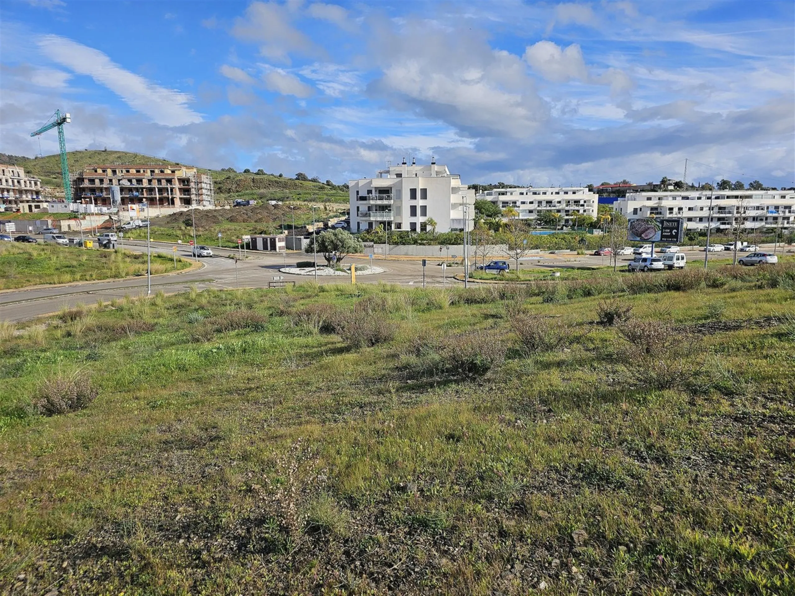 Urban plot of 4254 m2 located on the edge of La Cala de Mijas, close to the complexes of El Lagar and La Cala Sunset. The plot has a buildable area of 2556 m2 (60%) for a 4 floor APARTMENT block with a maximum of 23 APARTMENTS of around 110 m2 each. This 