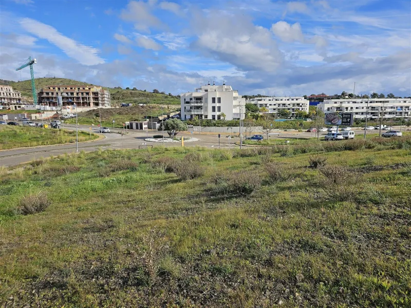 Urban plot of 4254 m2 located on the edge of La Cala de Mijas, close to the complexes of El Lagar and La Cala Sunset. The plot has a buildable area of 2556 m2 (60%) for a 4 floor APARTMENT block with a maximum of 23 APARTMENTS of around 110 m2 each. This 