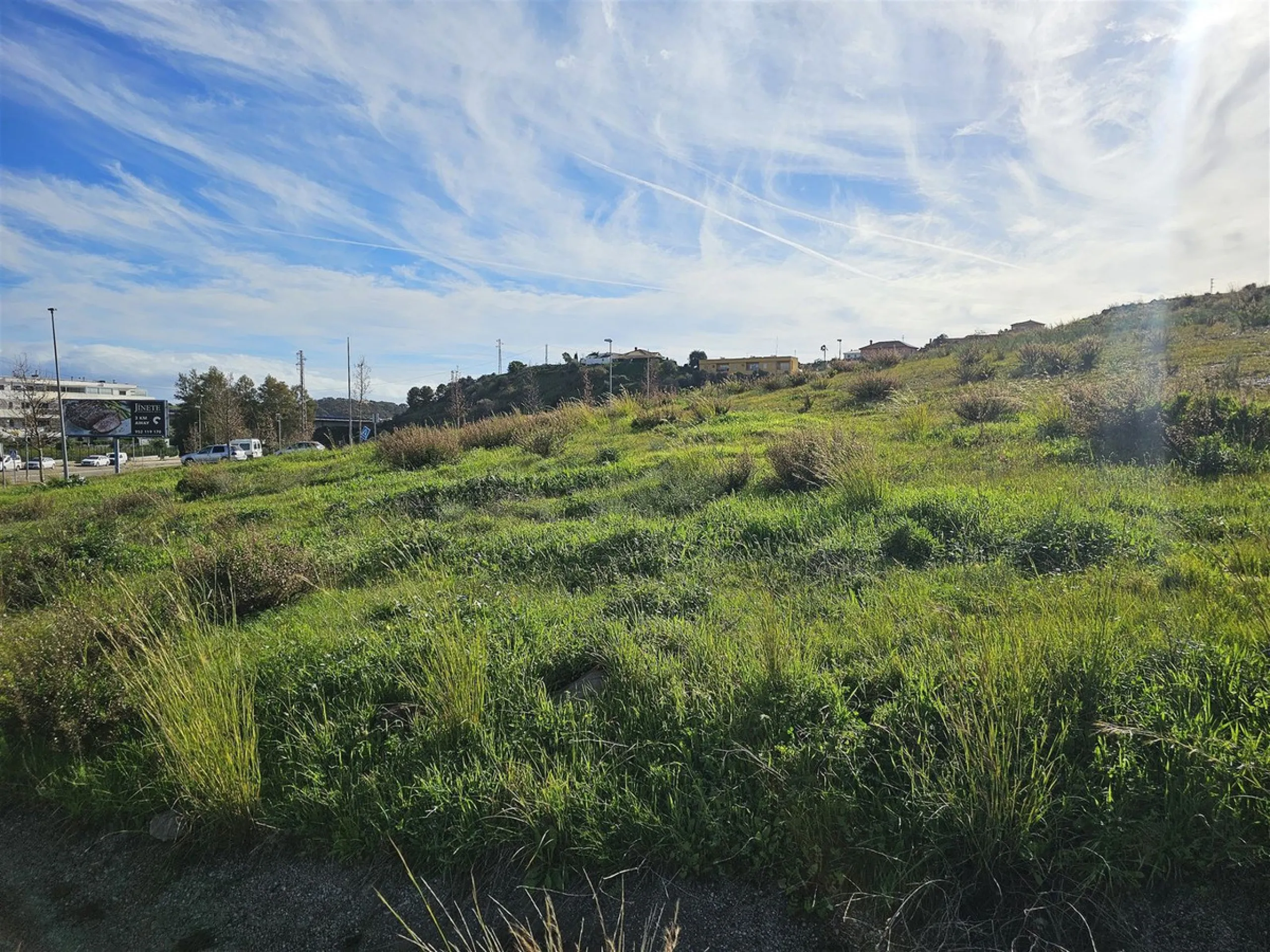 Urban plot of 4254 m2 located on the edge of La Cala de Mijas, close to the complexes of El Lagar and La Cala Sunset. The plot has a buildable area of 2556 m2 (60%) for a 4 floor APARTMENT block with a maximum of 23 APARTMENTS of around 110 m2 each. This 