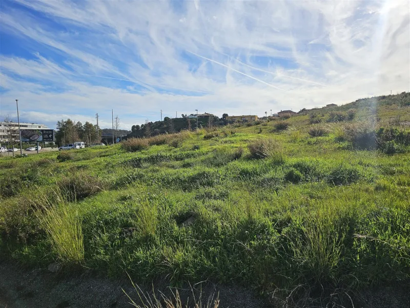Urban plot of 4254 m2 located on the edge of La Cala de Mijas, close to the complexes of El Lagar and La Cala Sunset. The plot has a buildable area of 2556 m2 (60%) for a 4 floor APARTMENT block with a maximum of 23 APARTMENTS of around 110 m2 each. This 