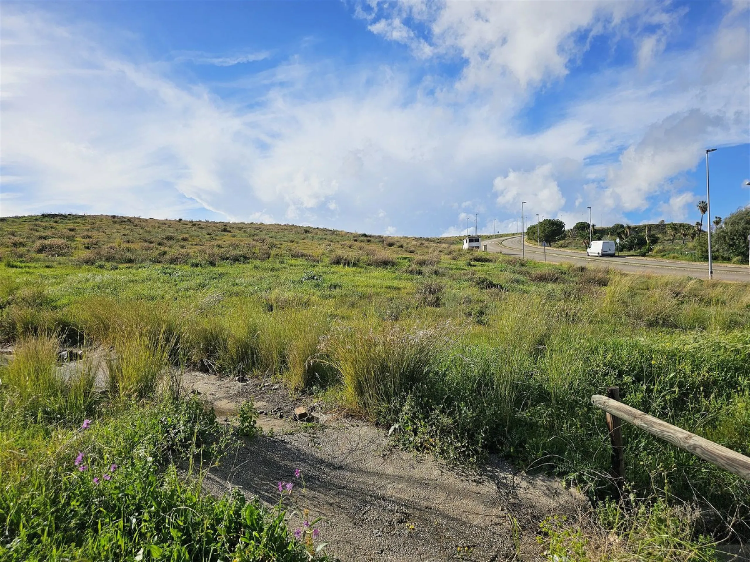 Urban plot of 4254 m2 located on the edge of La Cala de Mijas, close to the complexes of El Lagar and La Cala Sunset. The plot has a buildable area of 2556 m2 (60%) for a 4 floor APARTMENT block with a maximum of 23 APARTMENTS of around 110 m2 each. This 