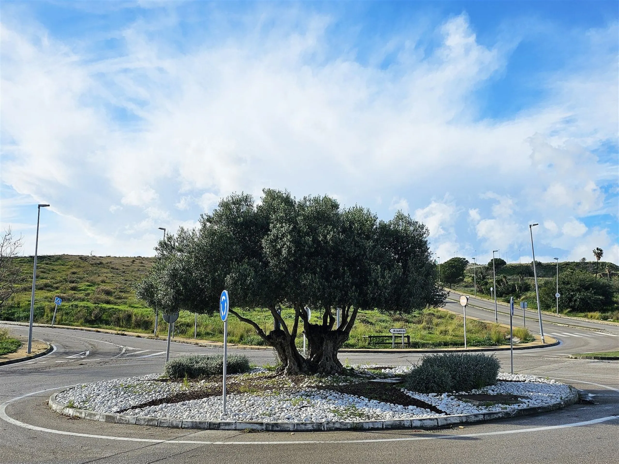 Urban plot of 4254 m2 located on the edge of La Cala de Mijas, close to the complexes of El Lagar and La Cala Sunset. The plot has a buildable area of 2556 m2 (60%) for a 4 floor APARTMENT block with a maximum of 23 APARTMENTS of around 110 m2 each. This 