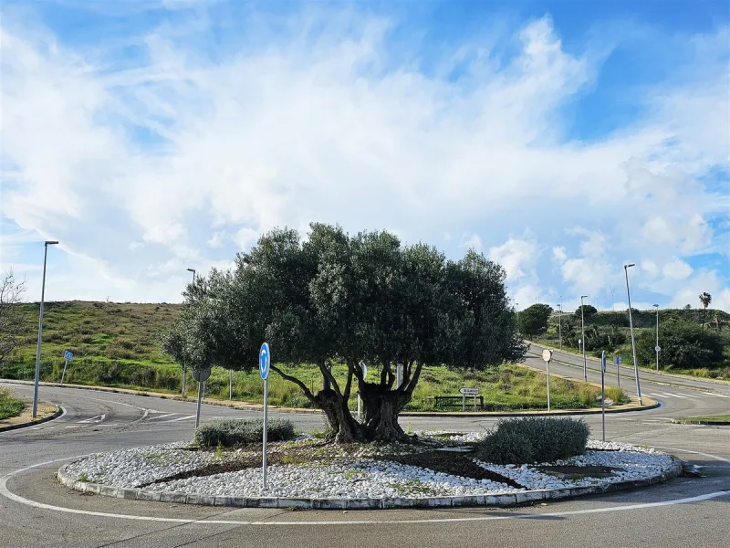 Urban plot of 4254 m2 located on the edge of La Cala de Mijas, close to the complexes of El Lagar and La Cala Sunset. The plot has a buildable area of 2556 m2 (60%) for a 4 floor APARTMENT block with a maximum of 23 APARTMENTS of around 110 m2 each. This 