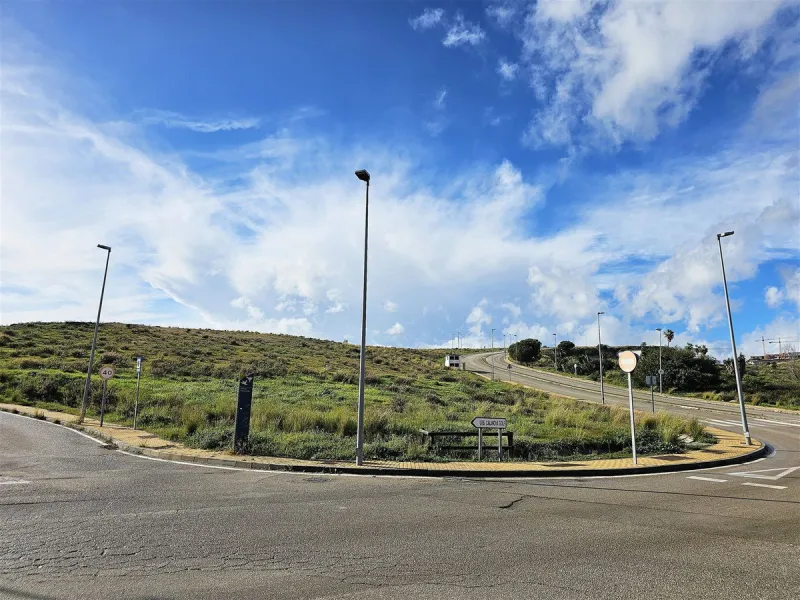 Urban plot of 4254 m2 located on the edge of La Cala de Mijas, close to the complexes of El Lagar and La Cala Sunset. The plot has a buildable area of 2556 m2 (60%) for a 4 floor APARTMENT block with a maximum of 23 APARTMENTS of around 110 m2 each. This 
