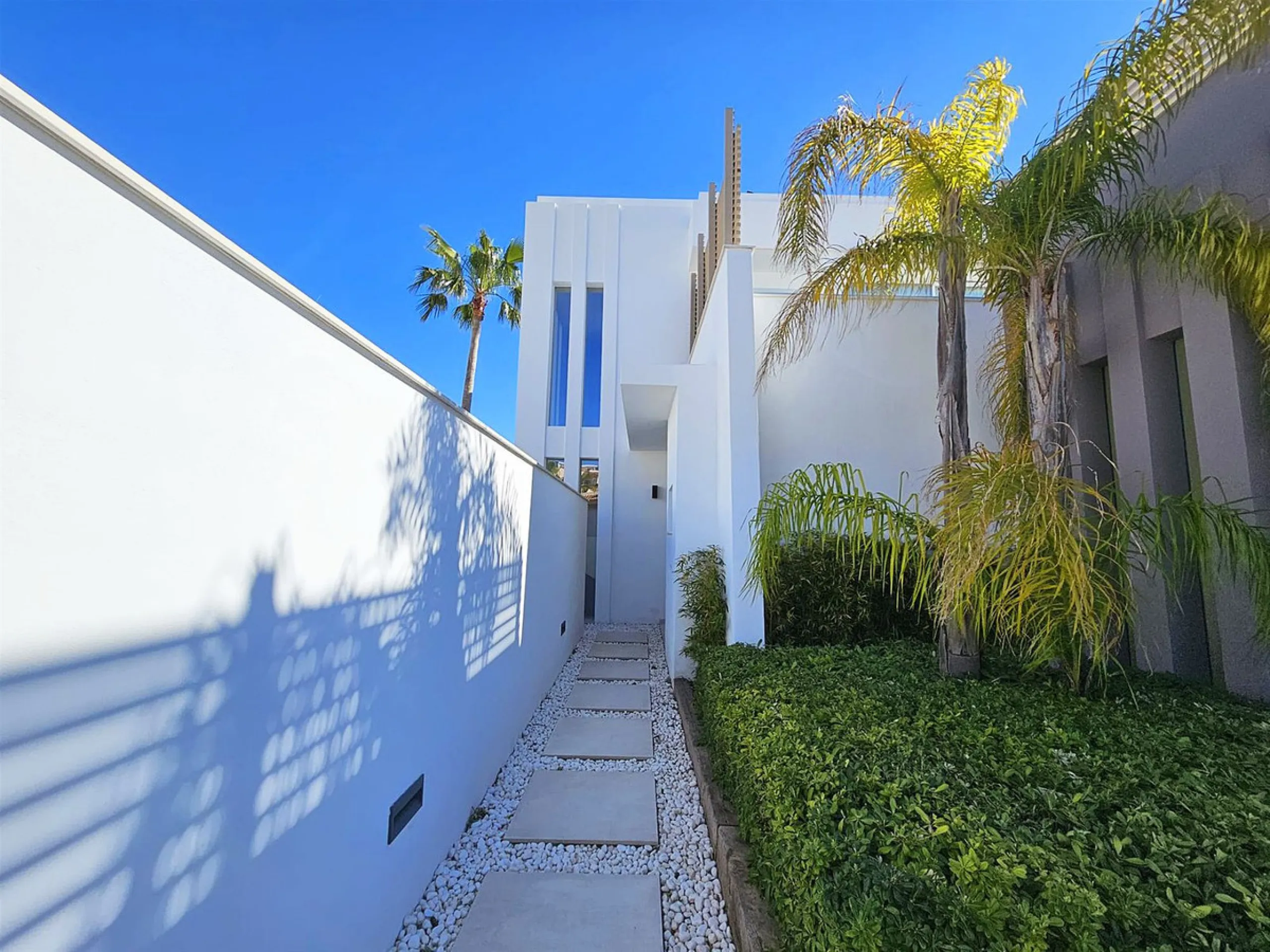 Completed in 2021, this beautifully presented 5 bedroom, 5.5 bathroom contemporary villa sits within a secure gated community in lower Riviera del Sol, just 1.2 km (15 minutes walk) from the beach, shops, and restaurants of Riviera and neighbouring Calaho