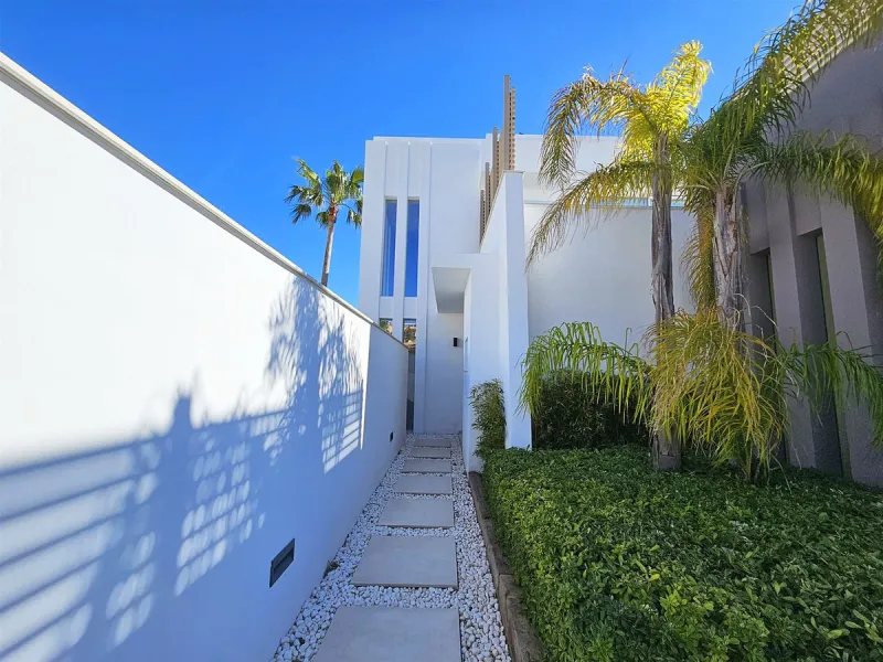 Completed in 2021, this beautifully presented 5 bedroom, 5.5 bathroom contemporary villa sits within a secure gated community in lower Riviera del Sol, just 1.2 km (15 minutes walk) from the beach, shops, and restaurants of Riviera and neighbouring Calaho