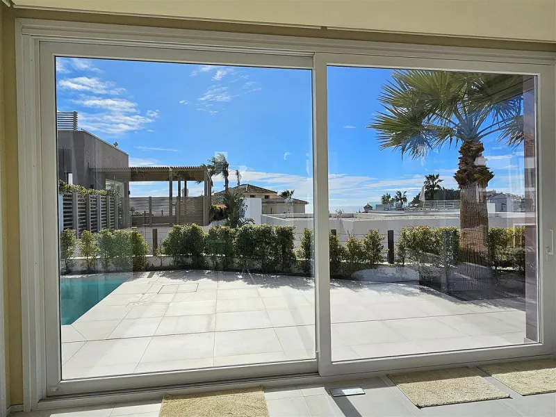 Completed in 2021, this beautifully presented 5 bedroom, 5.5 bathroom contemporary villa sits within a secure gated community in lower Riviera del Sol, just 1.2 km (15 minutes walk) from the beach, shops, and restaurants of Riviera and neighbouring Calaho