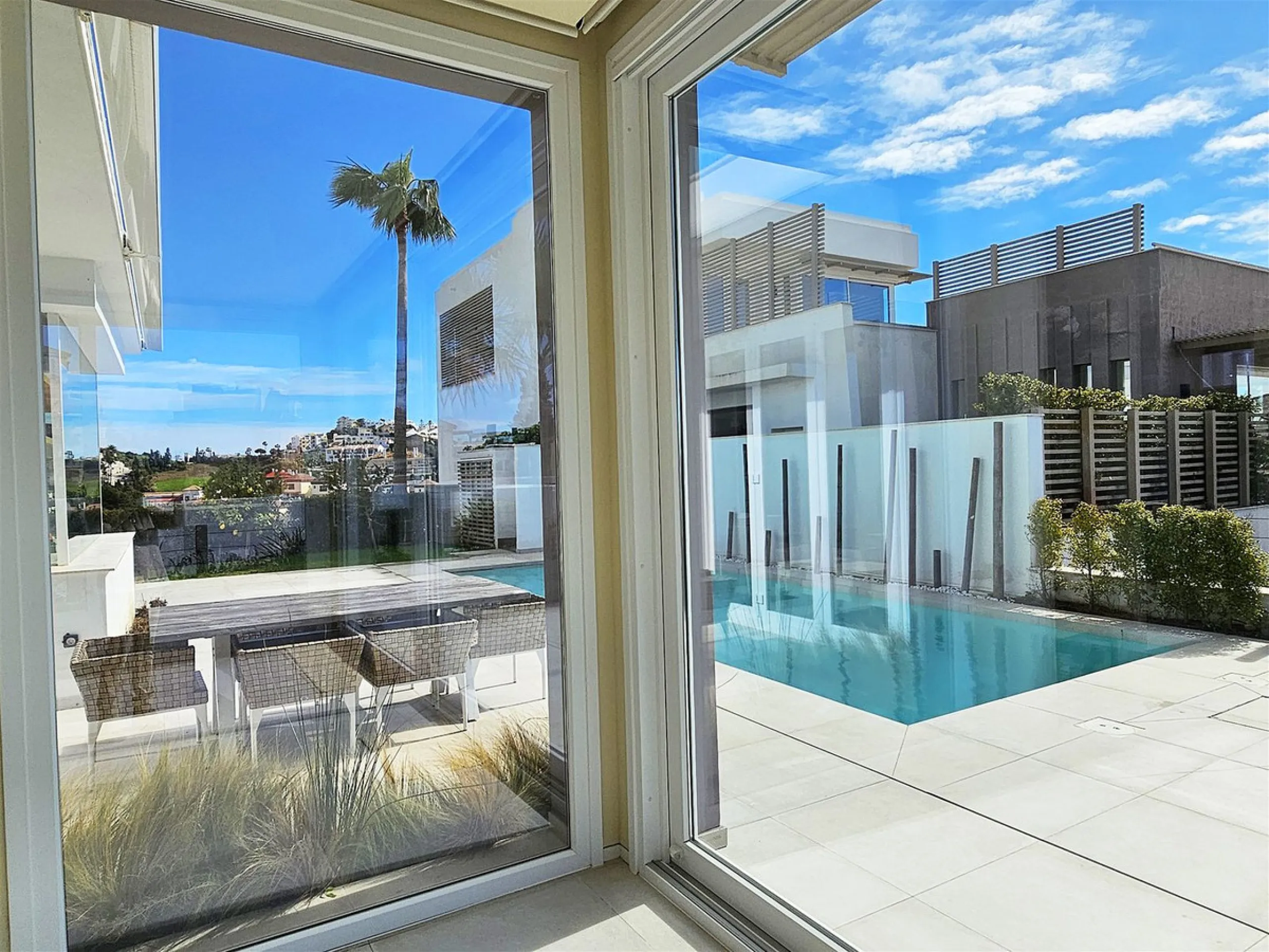 Completed in 2021, this beautifully presented 5 bedroom, 5.5 bathroom contemporary villa sits within a secure gated community in lower Riviera del Sol, just 1.2 km (15 minutes walk) from the beach, shops, and restaurants of Riviera and neighbouring Calaho