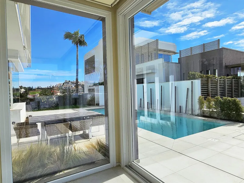 Completed in 2021, this beautifully presented 5 bedroom, 5.5 bathroom contemporary villa sits within a secure gated community in lower Riviera del Sol, just 1.2 km (15 minutes walk) from the beach, shops, and restaurants of Riviera and neighbouring Calaho