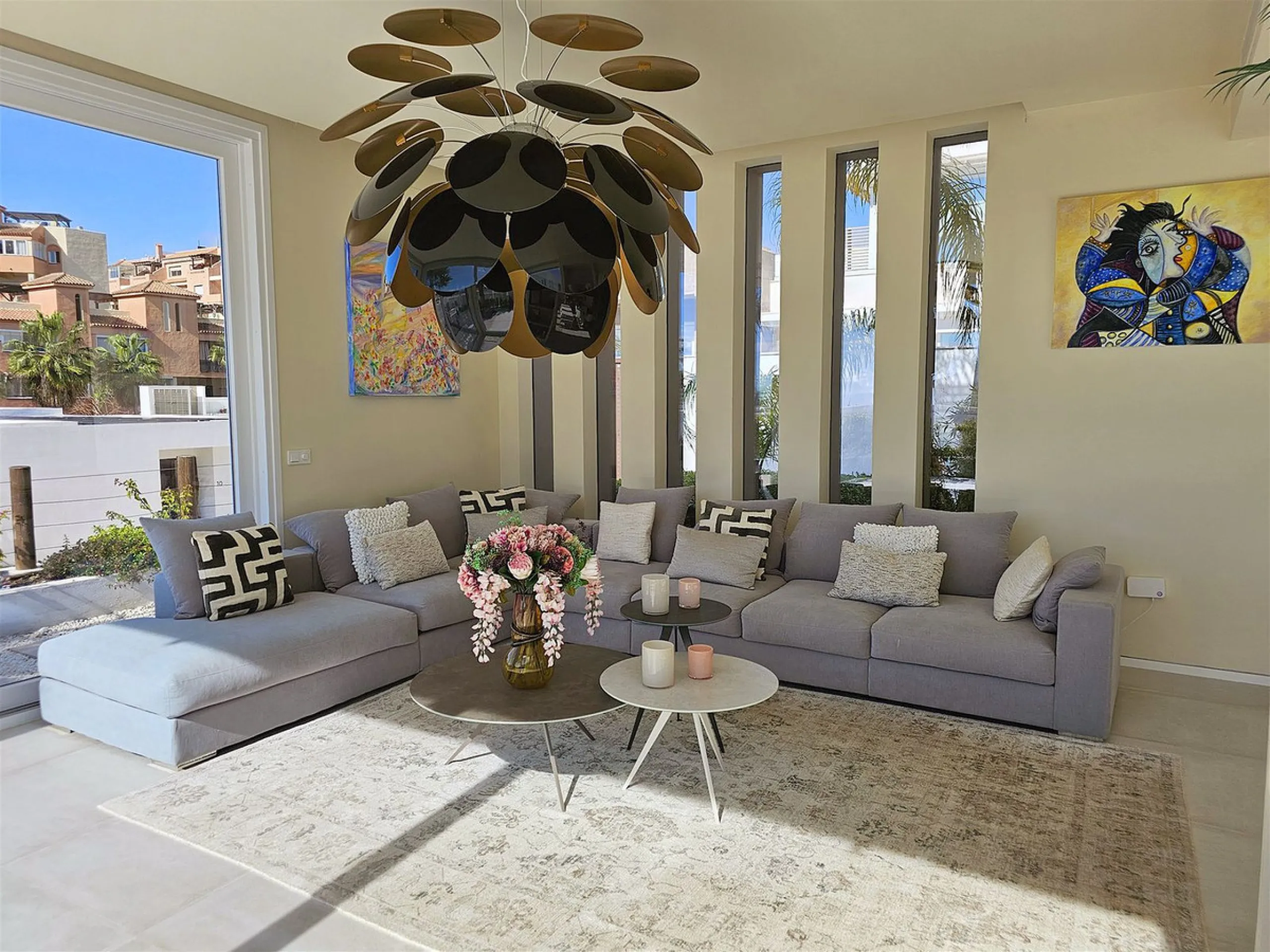 Completed in 2021, this beautifully presented 5 bedroom, 5.5 bathroom contemporary villa sits within a secure gated community in lower Riviera del Sol, just 1.2 km (15 minutes walk) from the beach, shops, and restaurants of Riviera and neighbouring Calaho