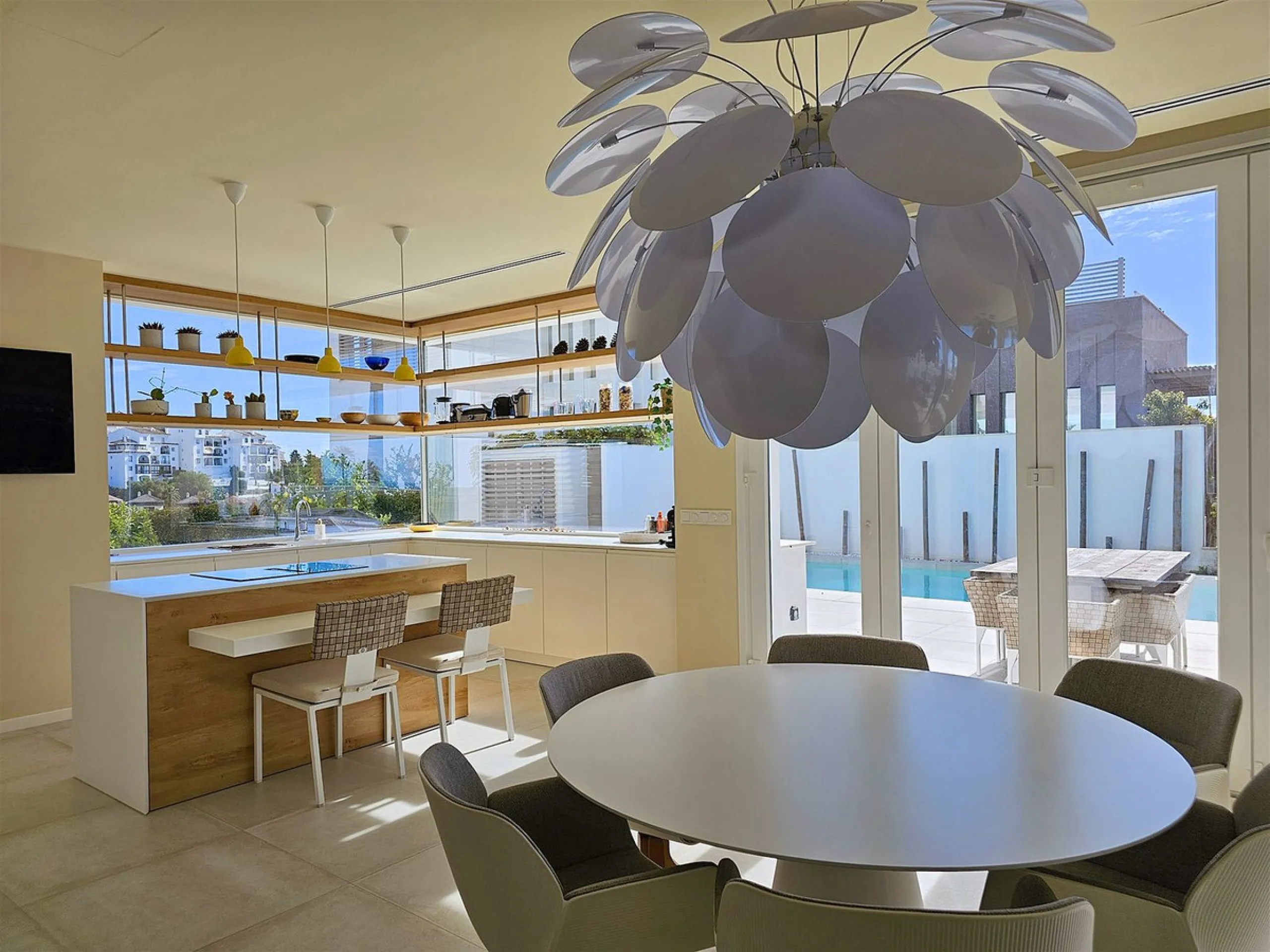 Completed in 2021, this beautifully presented 5 bedroom, 5.5 bathroom contemporary villa sits within a secure gated community in lower Riviera del Sol, just 1.2 km (15 minutes walk) from the beach, shops, and restaurants of Riviera and neighbouring Calaho