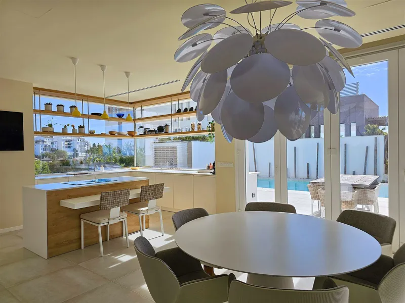 Completed in 2021, this beautifully presented 5 bedroom, 5.5 bathroom contemporary villa sits within a secure gated community in lower Riviera del Sol, just 1.2 km (15 minutes walk) from the beach, shops, and restaurants of Riviera and neighbouring Calaho