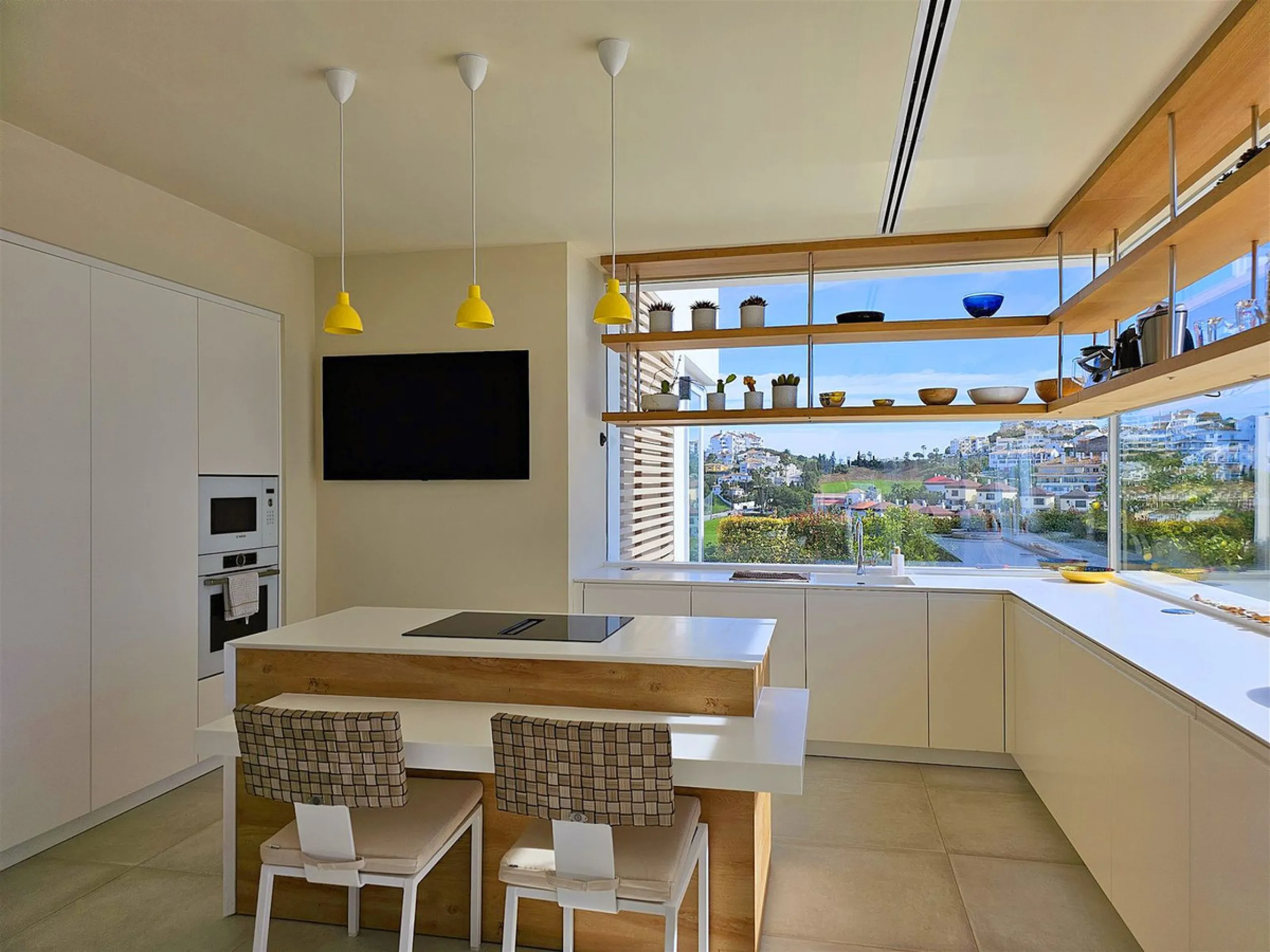 Completed in 2021, this beautifully presented 5 bedroom, 5.5 bathroom contemporary villa sits within a secure gated community in lower Riviera del Sol, just 1.2 km (15 minutes walk) from the beach, shops, and restaurants of Riviera and neighbouring Calaho