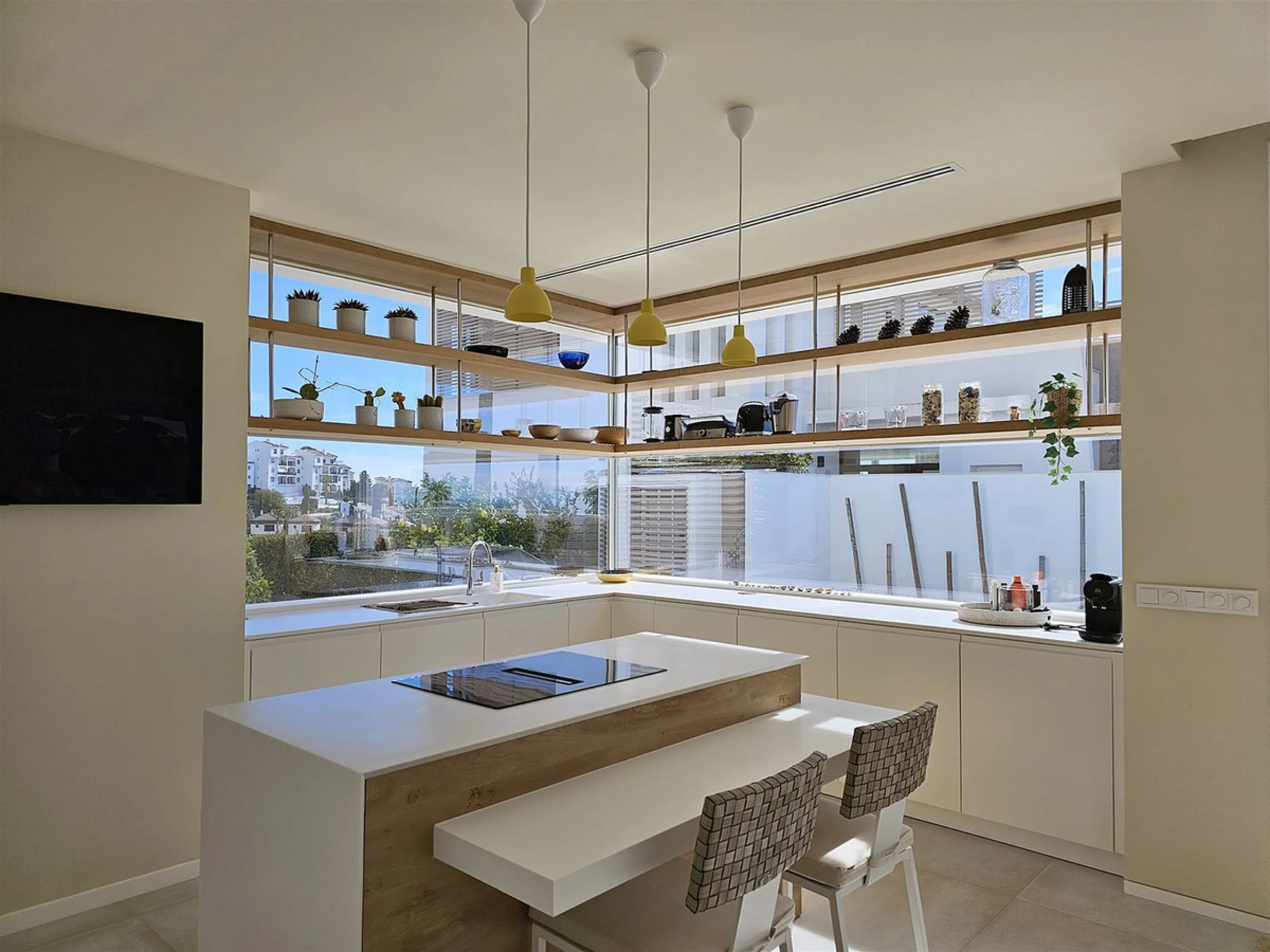 Completed in 2021, this beautifully presented 5 bedroom, 5.5 bathroom contemporary villa sits within a secure gated community in lower Riviera del Sol, just 1.2 km (15 minutes walk) from the beach, shops, and restaurants of Riviera and neighbouring Calaho