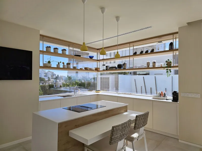 Completed in 2021, this beautifully presented 5 bedroom, 5.5 bathroom contemporary villa sits within a secure gated community in lower Riviera del Sol, just 1.2 km (15 minutes walk) from the beach, shops, and restaurants of Riviera and neighbouring Calaho