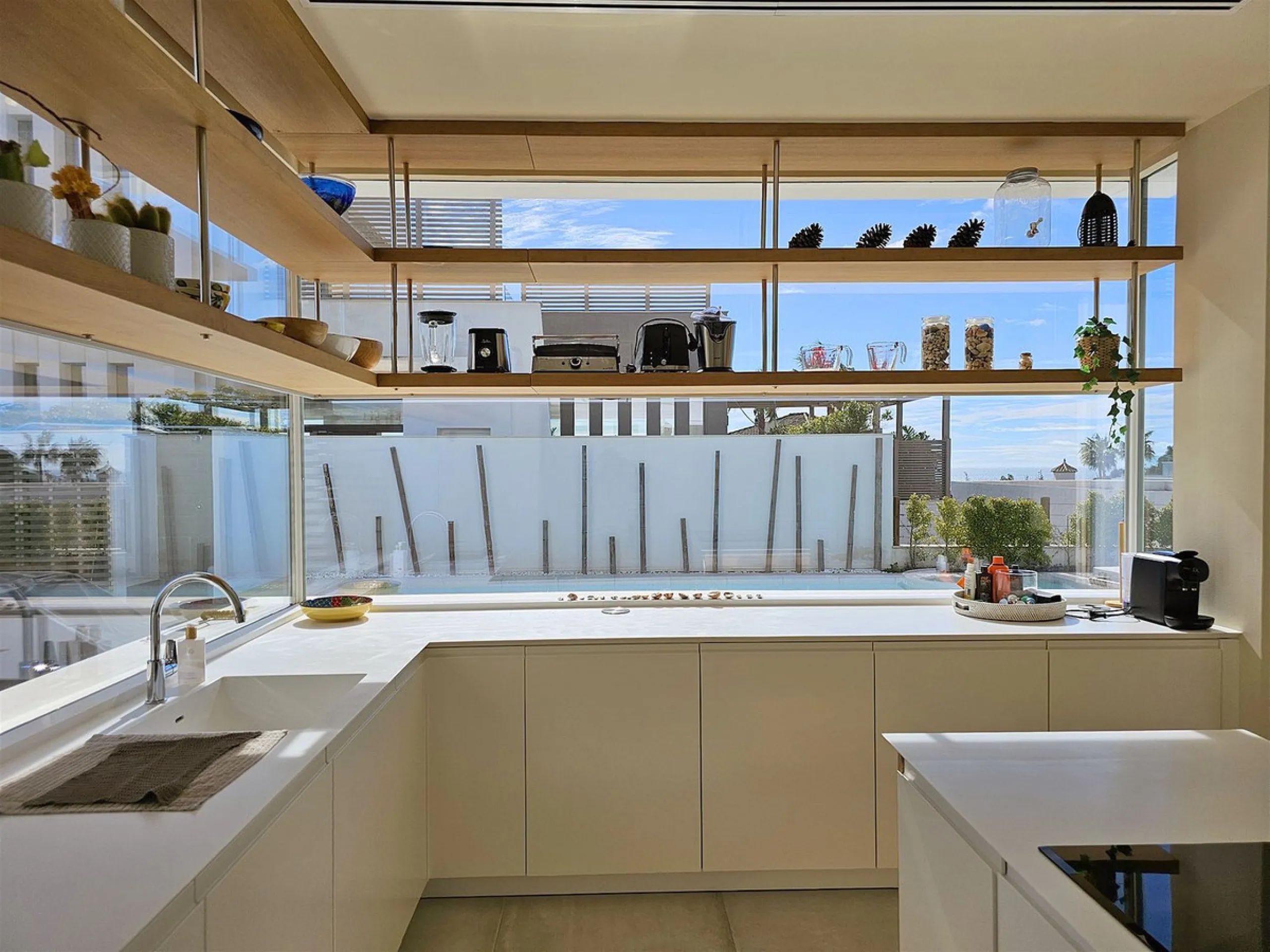 Completed in 2021, this beautifully presented 5 bedroom, 5.5 bathroom contemporary villa sits within a secure gated community in lower Riviera del Sol, just 1.2 km (15 minutes walk) from the beach, shops, and restaurants of Riviera and neighbouring Calaho