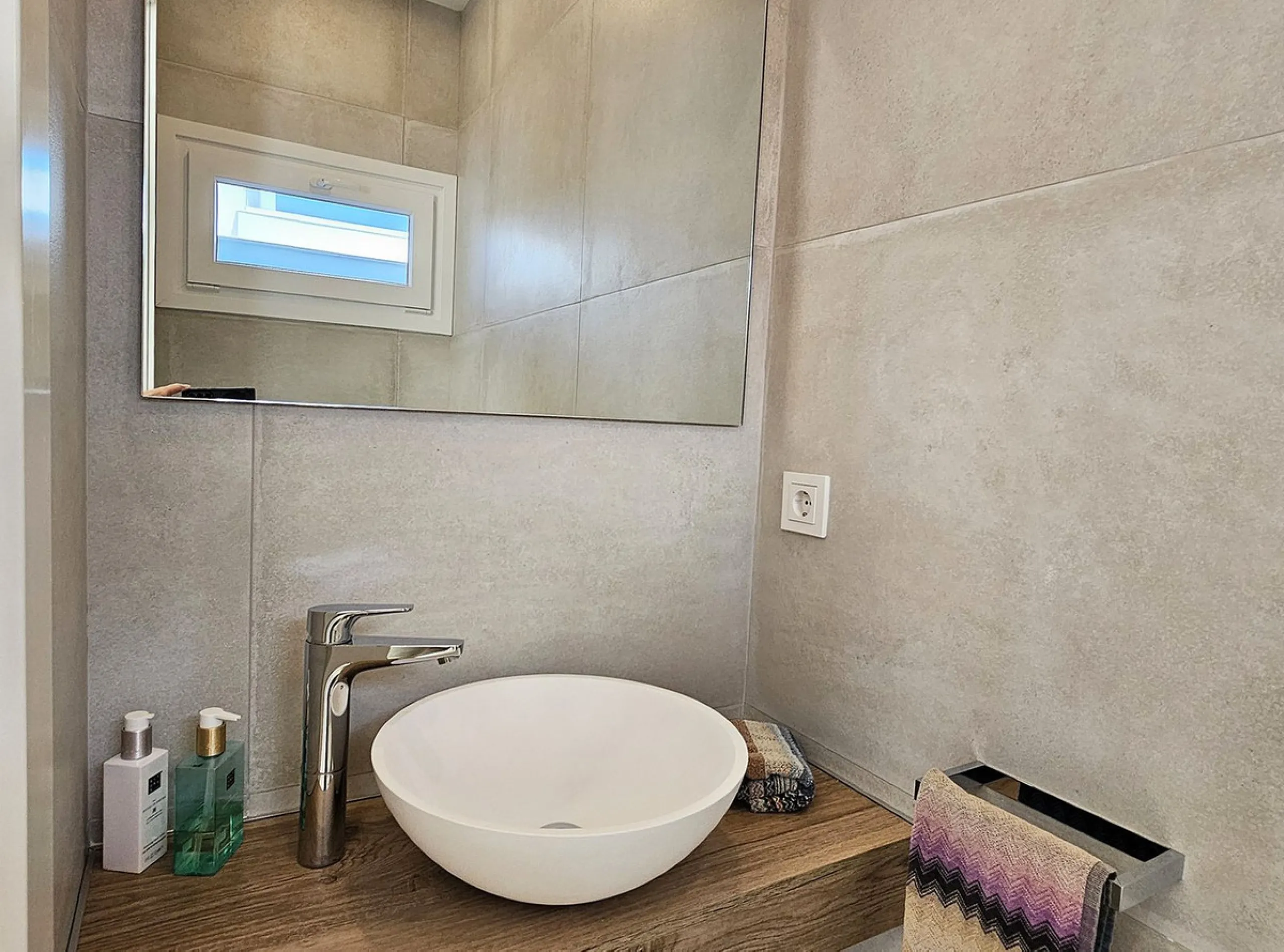 Completed in 2021, this beautifully presented 5 bedroom, 5.5 bathroom contemporary villa sits within a secure gated community in lower Riviera del Sol, just 1.2 km (15 minutes walk) from the beach, shops, and restaurants of Riviera and neighbouring Calaho