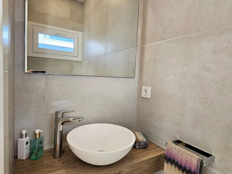 Completed in 2021, this beautifully presented 5 bedroom, 5.5 bathroom contemporary villa sits within a secure gated community in lower Riviera del Sol, just 1.2 km (15 minutes walk) from the beach, shops, and restaurants of Riviera and neighbouring Calaho
