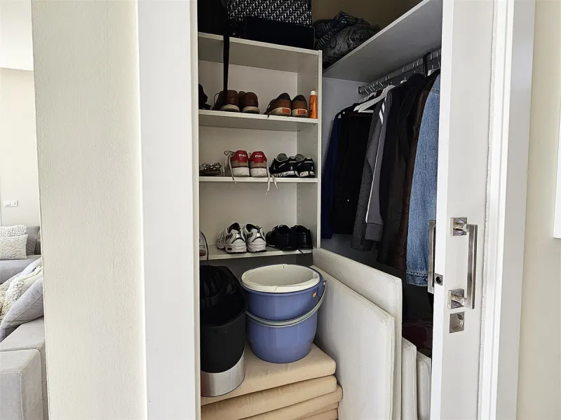 Completed in 2021, this beautifully presented 5 bedroom, 5.5 bathroom contemporary villa sits within a secure gated community in lower Riviera del Sol, just 1.2 km (15 minutes walk) from the beach, shops, and restaurants of Riviera and neighbouring Calaho
