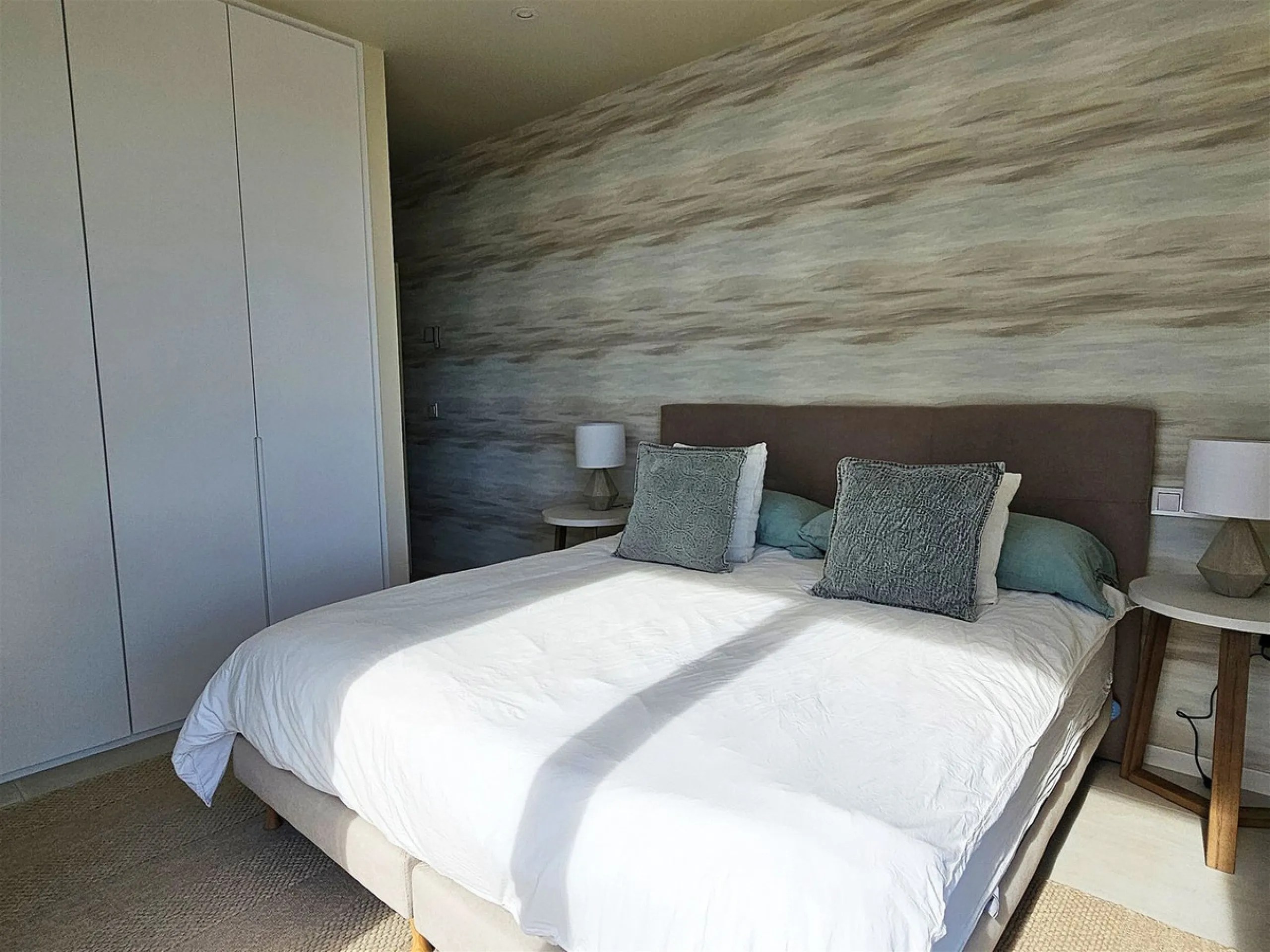 Completed in 2021, this beautifully presented 5 bedroom, 5.5 bathroom contemporary villa sits within a secure gated community in lower Riviera del Sol, just 1.2 km (15 minutes walk) from the beach, shops, and restaurants of Riviera and neighbouring Calaho