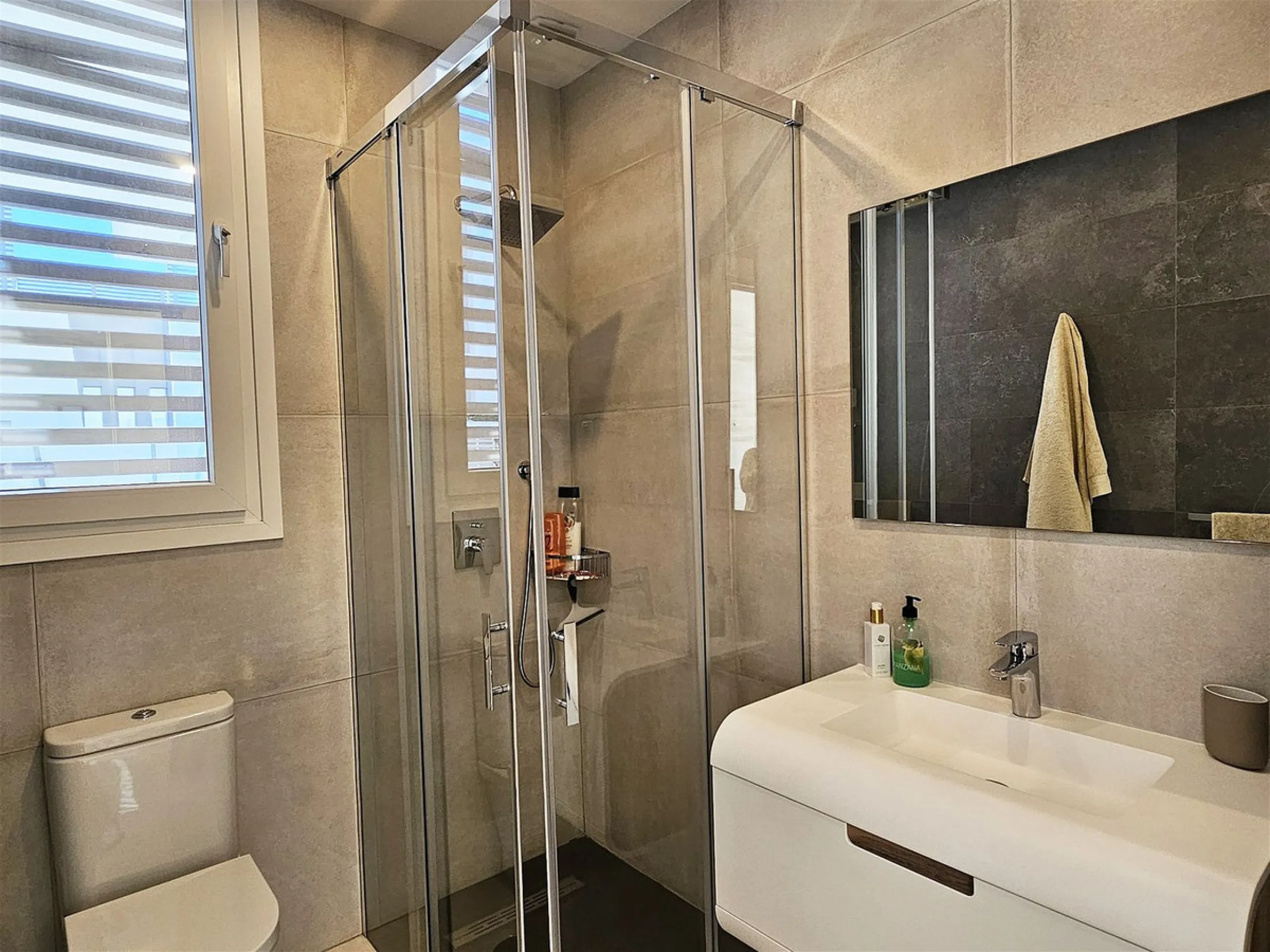 Completed in 2021, this beautifully presented 5 bedroom, 5.5 bathroom contemporary villa sits within a secure gated community in lower Riviera del Sol, just 1.2 km (15 minutes walk) from the beach, shops, and restaurants of Riviera and neighbouring Calaho