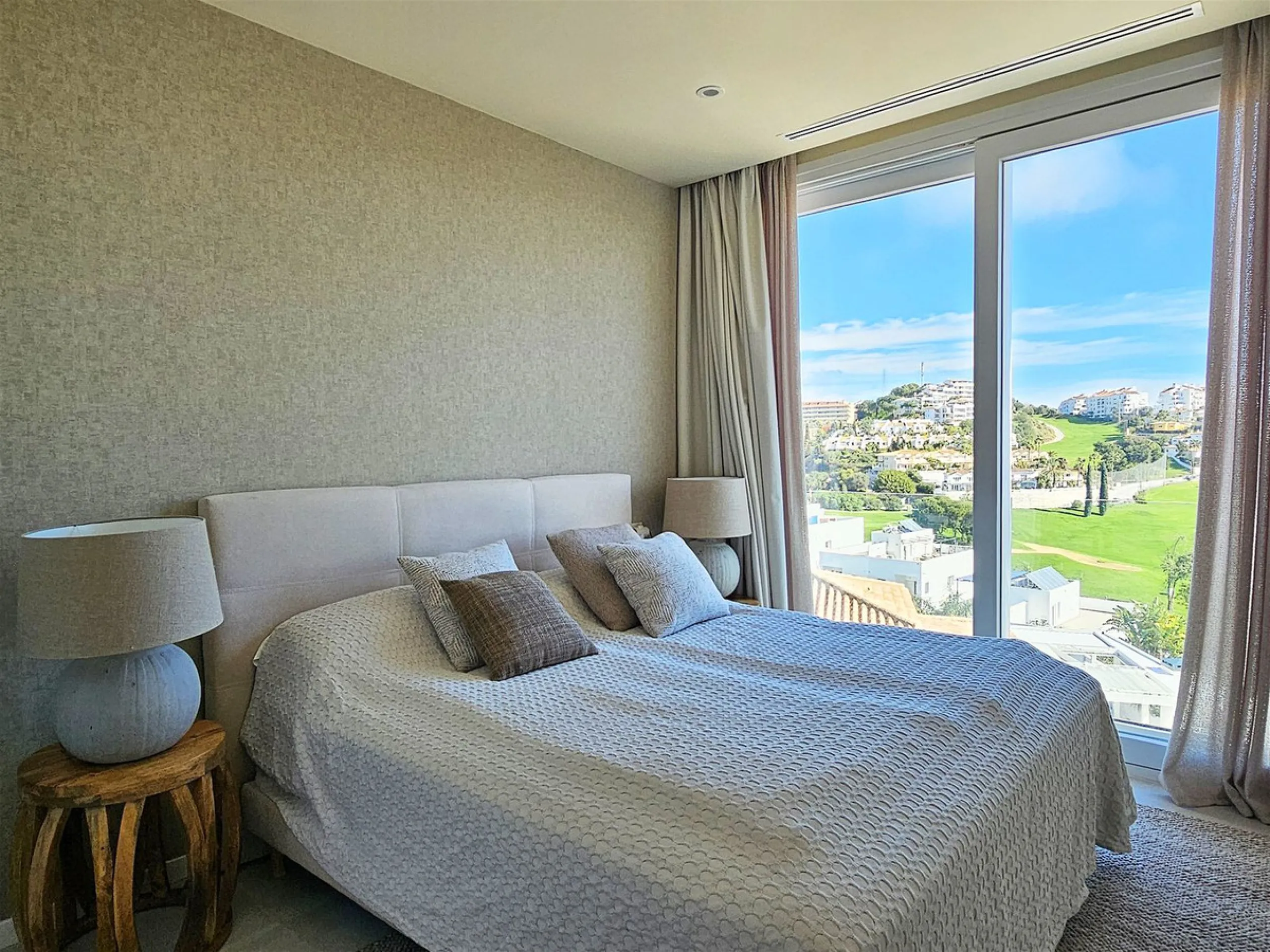 Completed in 2021, this beautifully presented 5 bedroom, 5.5 bathroom contemporary villa sits within a secure gated community in lower Riviera del Sol, just 1.2 km (15 minutes walk) from the beach, shops, and restaurants of Riviera and neighbouring Calaho