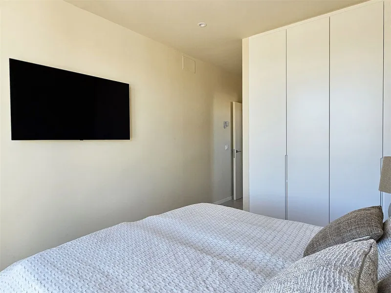 Completed in 2021, this beautifully presented 5 bedroom, 5.5 bathroom contemporary villa sits within a secure gated community in lower Riviera del Sol, just 1.2 km (15 minutes walk) from the beach, shops, and restaurants of Riviera and neighbouring Calaho