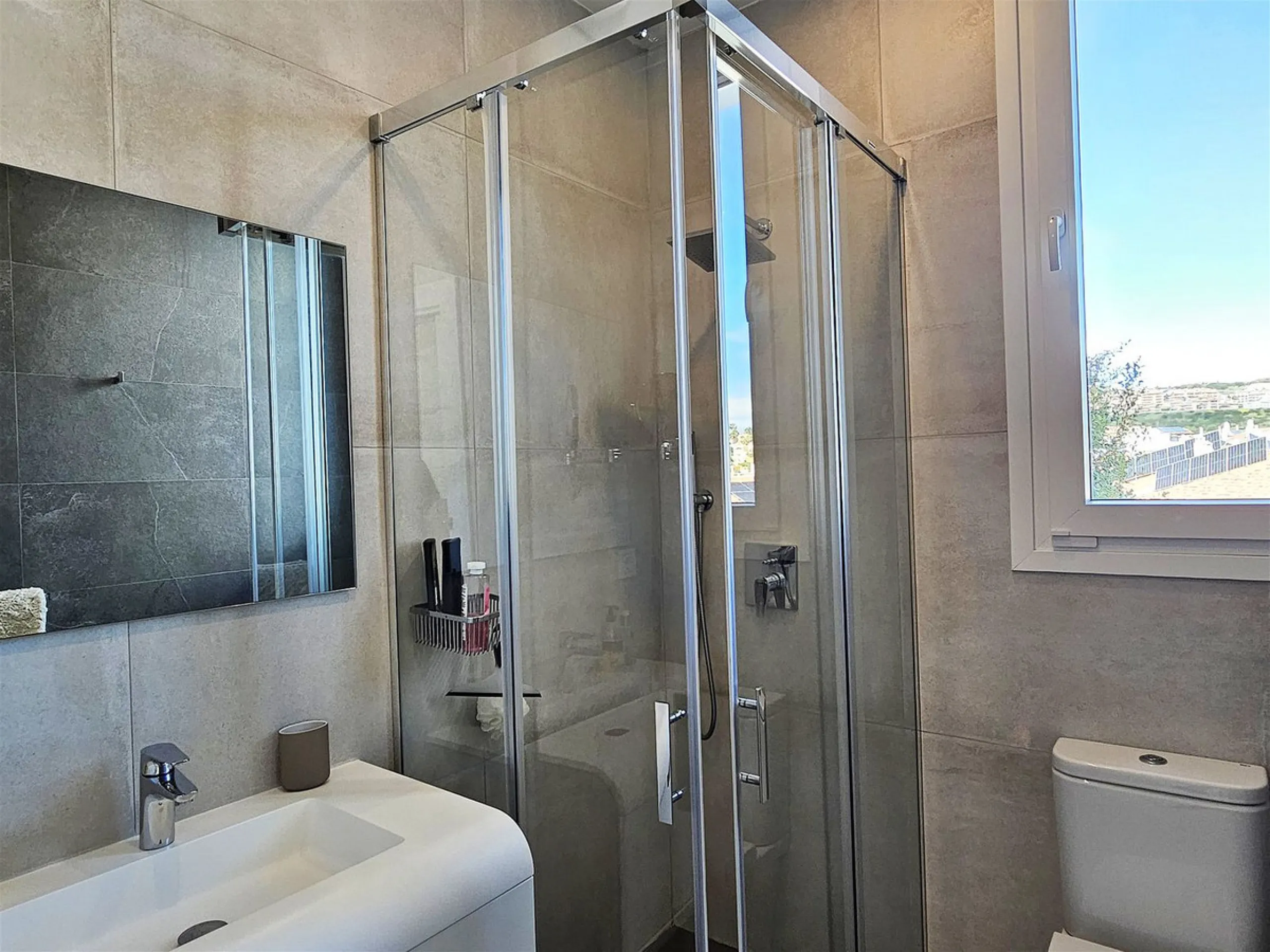 Completed in 2021, this beautifully presented 5 bedroom, 5.5 bathroom contemporary villa sits within a secure gated community in lower Riviera del Sol, just 1.2 km (15 minutes walk) from the beach, shops, and restaurants of Riviera and neighbouring Calaho