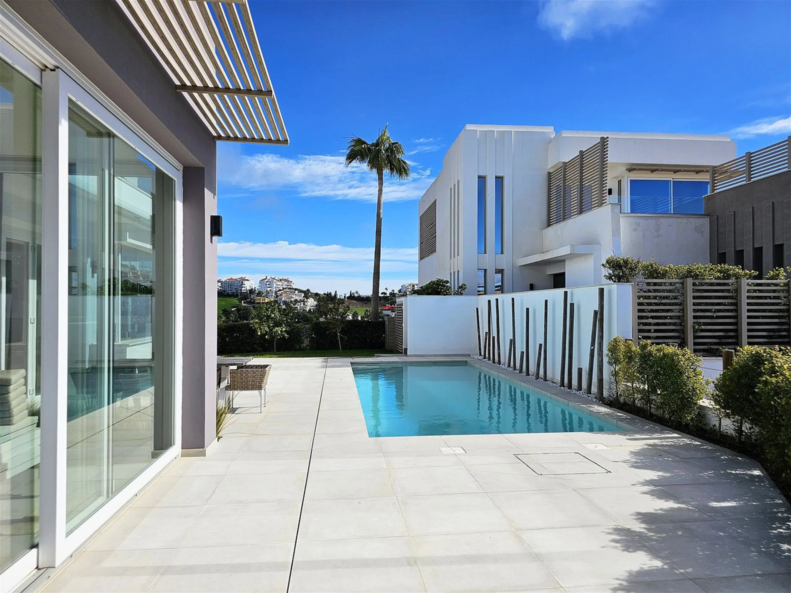 Completed in 2021, this beautifully presented 5 bedroom, 5.5 bathroom contemporary villa sits within a secure gated community in lower Riviera del Sol, just 1.2 km (15 minutes walk) from the beach, shops, and restaurants of Riviera and neighbouring Calaho
