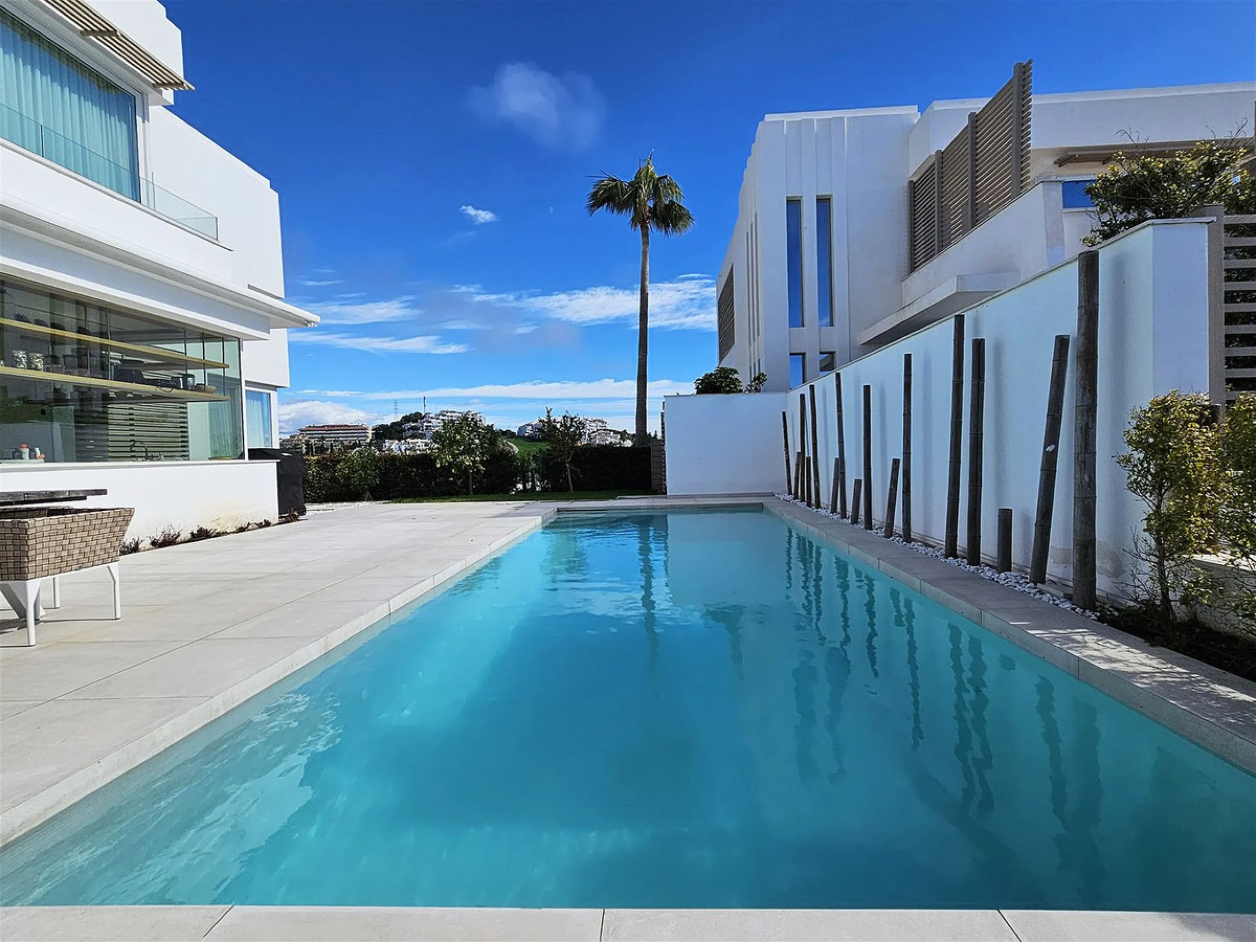 Completed in 2021, this beautifully presented 5 bedroom, 5.5 bathroom contemporary villa sits within a secure gated community in lower Riviera del Sol, just 1.2 km (15 minutes walk) from the beach, shops, and restaurants of Riviera and neighbouring Calaho