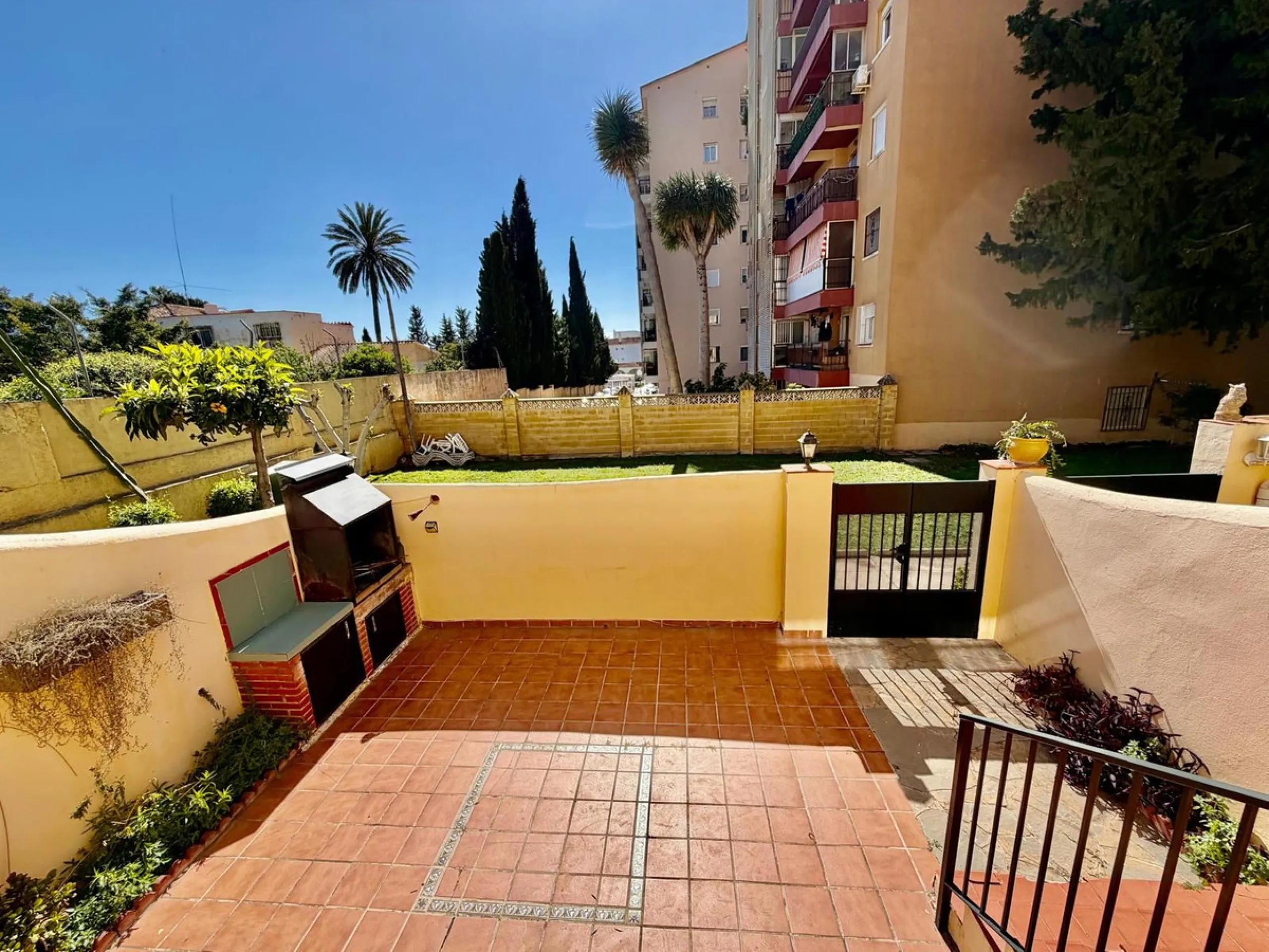 Helle Zwei-Zimmer-Wohnung mit Terrasse, Garage und ausgezeichneter Lage nahe am Meer