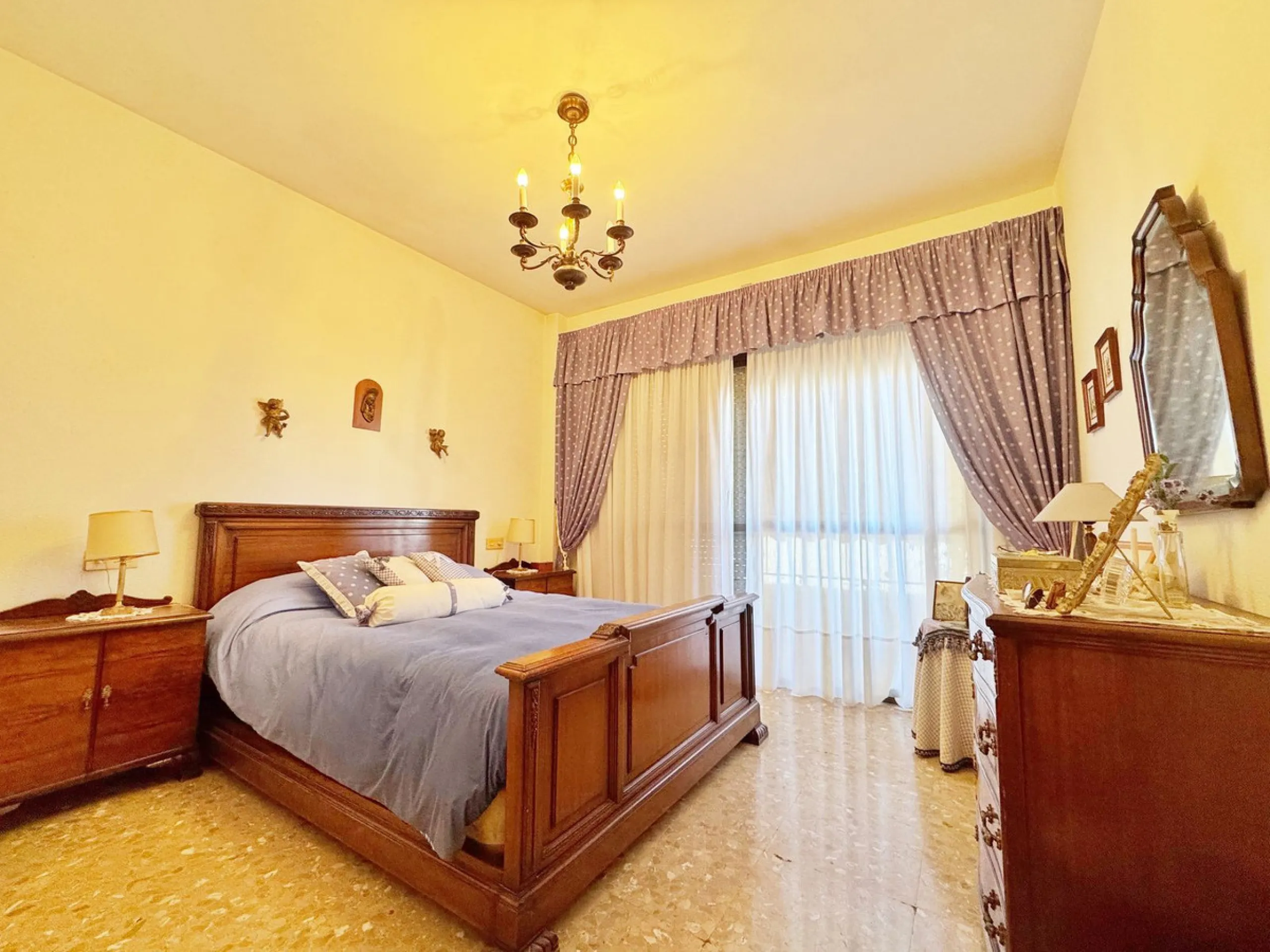 Apartment - Middle Floor Apartment в продаже в Marbella, Málaga. В доме 2 спален и 1 ванных комнат. Площадь дома 90 м²
