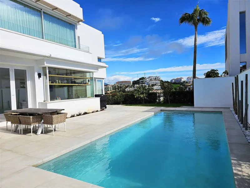 Completed in 2021, this beautifully presented 5 bedroom, 5.5 bathroom contemporary villa sits within a secure gated community in lower Riviera del Sol, just 1.2 km (15 minutes walk) from the beach, shops, and restaurants of Riviera and neighbouring Calaho