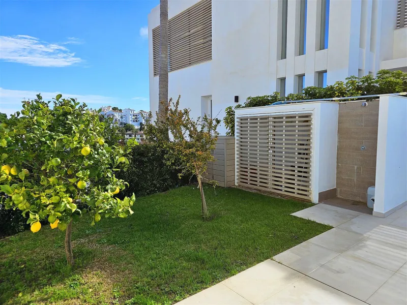 Completed in 2021, this beautifully presented 5 bedroom, 5.5 bathroom contemporary villa sits within a secure gated community in lower Riviera del Sol, just 1.2 km (15 minutes walk) from the beach, shops, and restaurants of Riviera and neighbouring Calaho