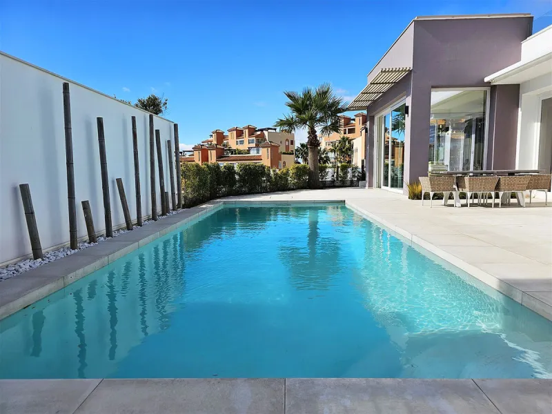 Completed in 2021, this beautifully presented 5 bedroom, 5.5 bathroom contemporary villa sits within a secure gated community in lower Riviera del Sol, just 1.2 km (15 minutes walk) from the beach, shops, and restaurants of Riviera and neighbouring Calaho