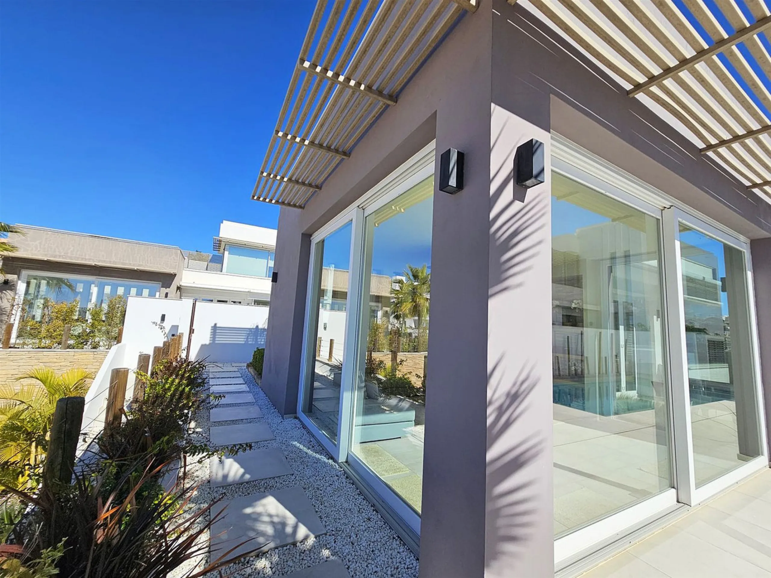 Completed in 2021, this beautifully presented 5 bedroom, 5.5 bathroom contemporary villa sits within a secure gated community in lower Riviera del Sol, just 1.2 km (15 minutes walk) from the beach, shops, and restaurants of Riviera and neighbouring Calaho