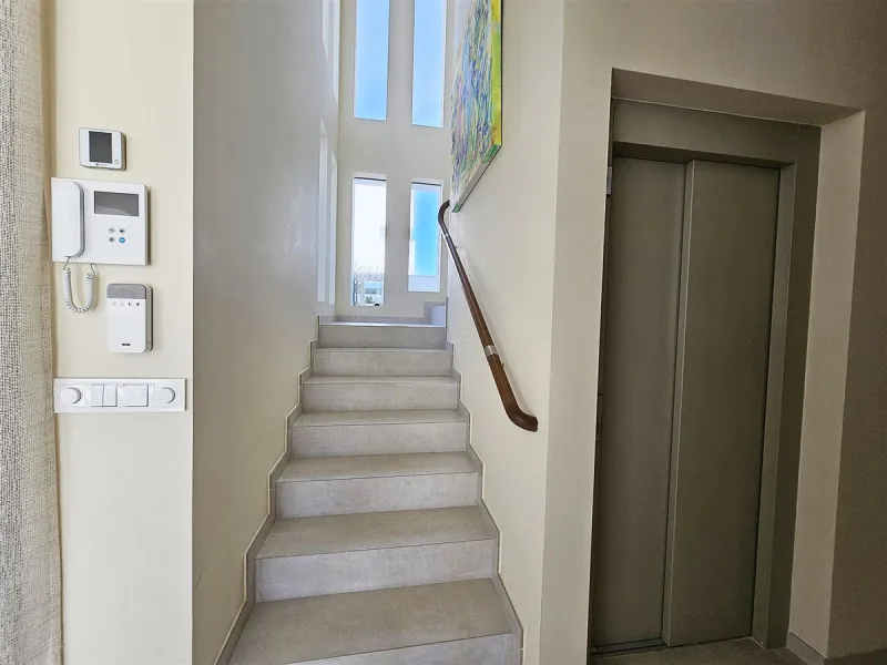 Completed in 2021, this beautifully presented 5 bedroom, 5.5 bathroom contemporary villa sits within a secure gated community in lower Riviera del Sol, just 1.2 km (15 minutes walk) from the beach, shops, and restaurants of Riviera and neighbouring Calaho