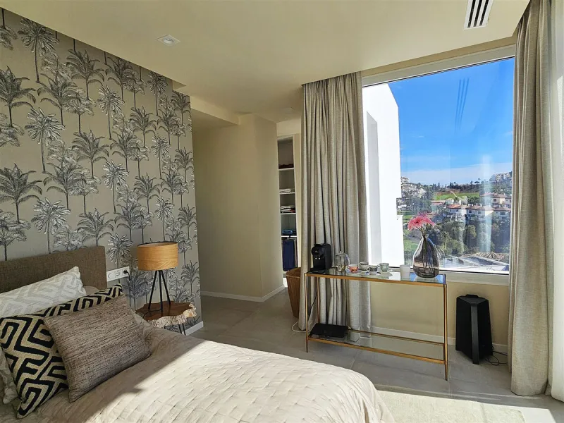 Completed in 2021, this beautifully presented 5 bedroom, 5.5 bathroom contemporary villa sits within a secure gated community in lower Riviera del Sol, just 1.2 km (15 minutes walk) from the beach, shops, and restaurants of Riviera and neighbouring Calaho