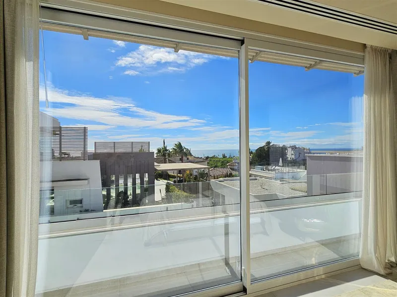 Completed in 2021, this beautifully presented 5 bedroom, 5.5 bathroom contemporary villa sits within a secure gated community in lower Riviera del Sol, just 1.2 km (15 minutes walk) from the beach, shops, and restaurants of Riviera and neighbouring Calaho