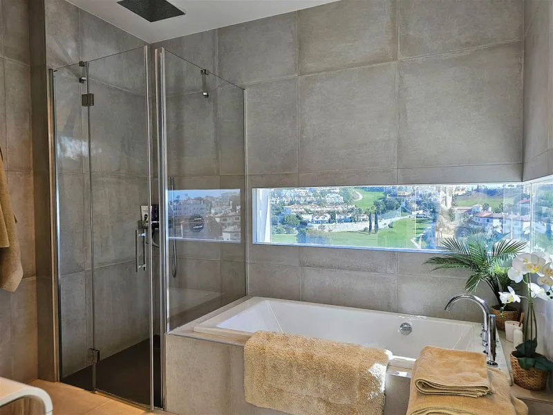 Completed in 2021, this beautifully presented 5 bedroom, 5.5 bathroom contemporary villa sits within a secure gated community in lower Riviera del Sol, just 1.2 km (15 minutes walk) from the beach, shops, and restaurants of Riviera and neighbouring Calaho