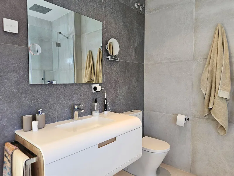 Completed in 2021, this beautifully presented 5 bedroom, 5.5 bathroom contemporary villa sits within a secure gated community in lower Riviera del Sol, just 1.2 km (15 minutes walk) from the beach, shops, and restaurants of Riviera and neighbouring Calaho