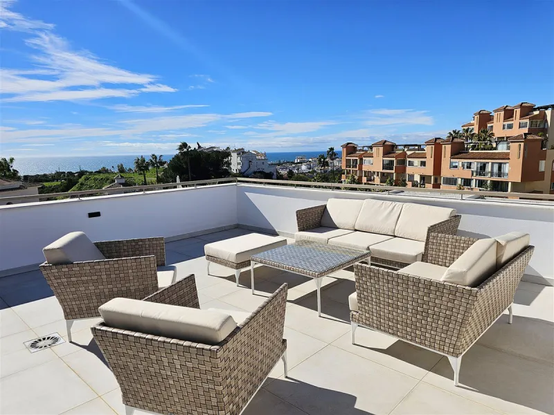 Completed in 2021, this beautifully presented 5 bedroom, 5.5 bathroom contemporary villa sits within a secure gated community in lower Riviera del Sol, just 1.2 km (15 minutes walk) from the beach, shops, and restaurants of Riviera and neighbouring Calaho