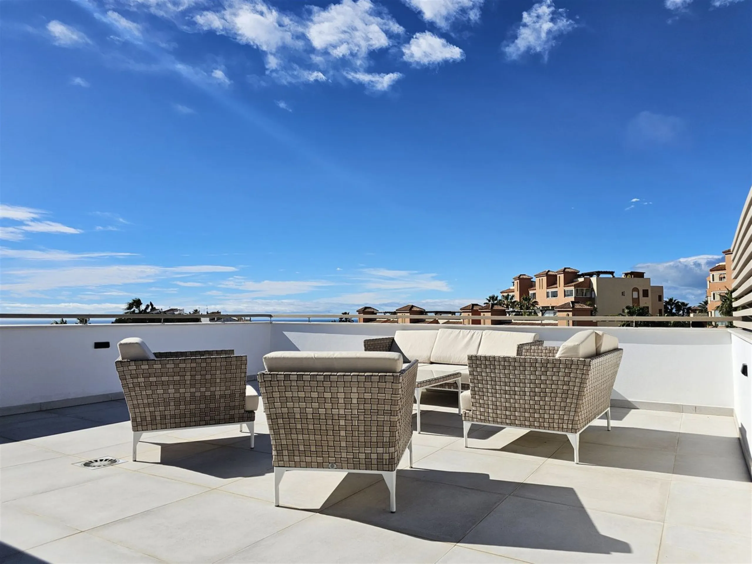 Completed in 2021, this beautifully presented 5 bedroom, 5.5 bathroom contemporary villa sits within a secure gated community in lower Riviera del Sol, just 1.2 km (15 minutes walk) from the beach, shops, and restaurants of Riviera and neighbouring Calaho
