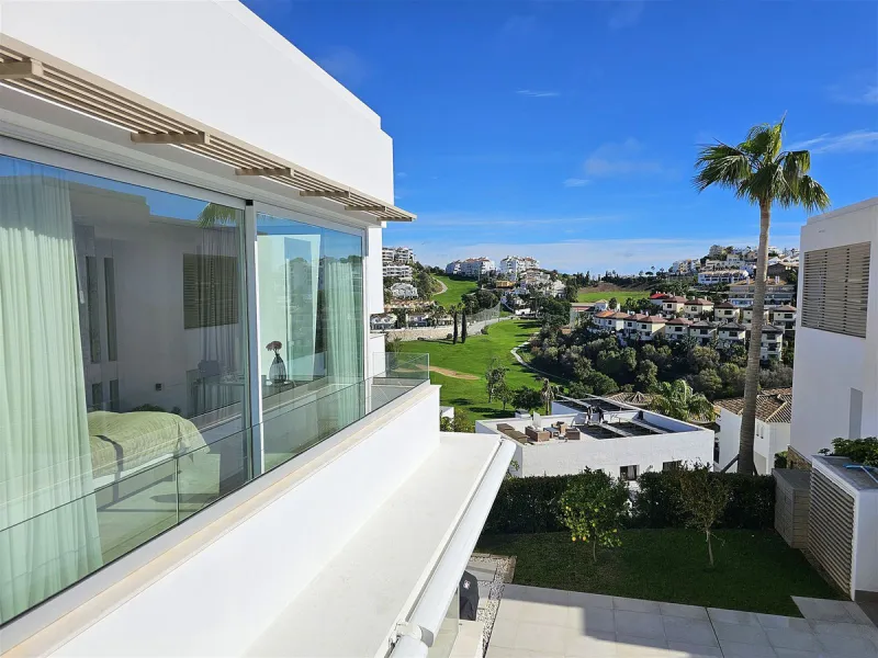 Completed in 2021, this beautifully presented 5 bedroom, 5.5 bathroom contemporary villa sits within a secure gated community in lower Riviera del Sol, just 1.2 km (15 minutes walk) from the beach, shops, and restaurants of Riviera and neighbouring Calaho