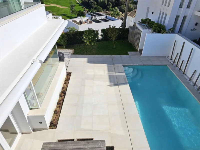 Completed in 2021, this beautifully presented 5 bedroom, 5.5 bathroom contemporary villa sits within a secure gated community in lower Riviera del Sol, just 1.2 km (15 minutes walk) from the beach, shops, and restaurants of Riviera and neighbouring Calaho