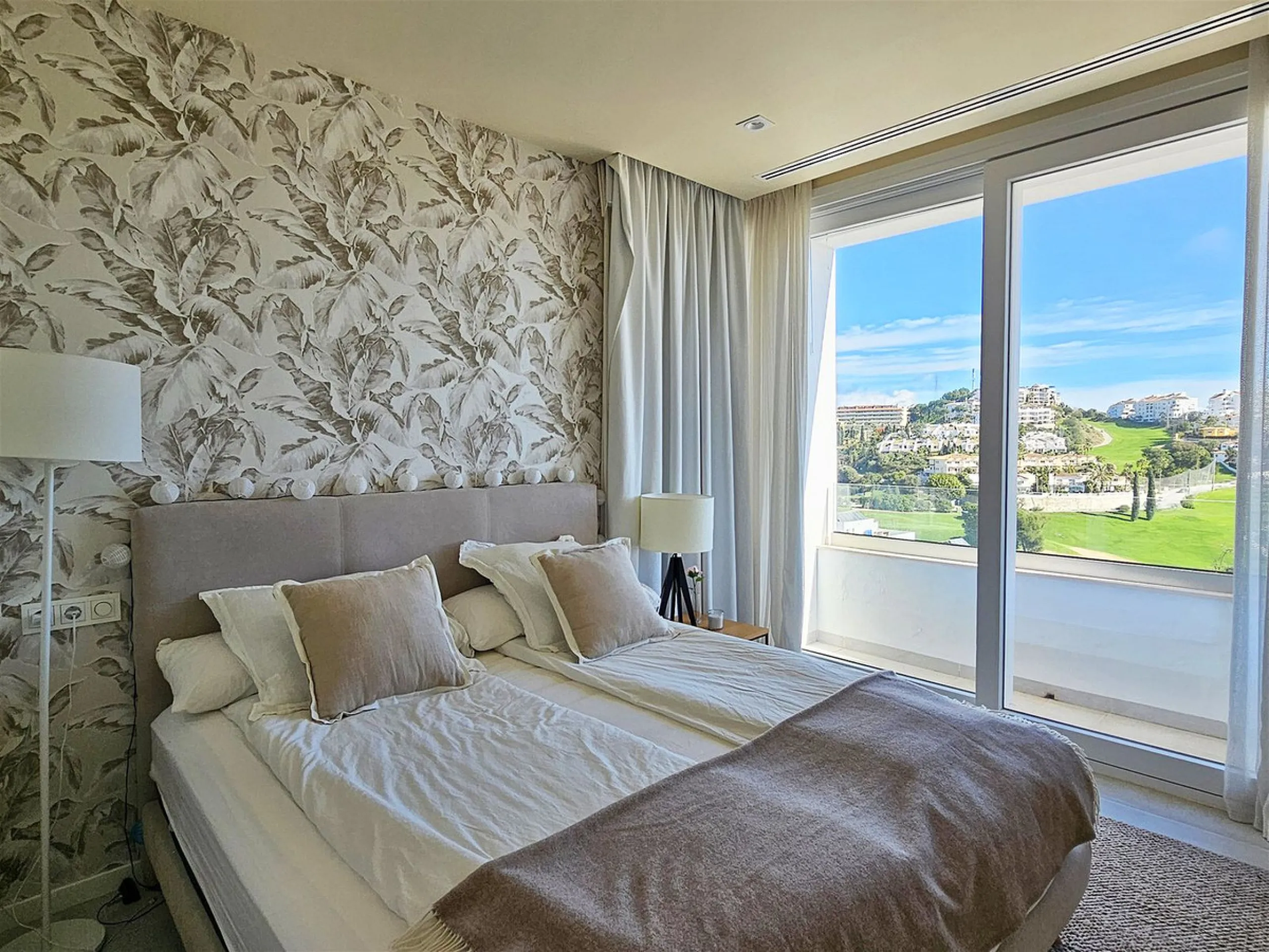 Completed in 2021, this beautifully presented 5 bedroom, 5.5 bathroom contemporary villa sits within a secure gated community in lower Riviera del Sol, just 1.2 km (15 minutes walk) from the beach, shops, and restaurants of Riviera and neighbouring Calaho