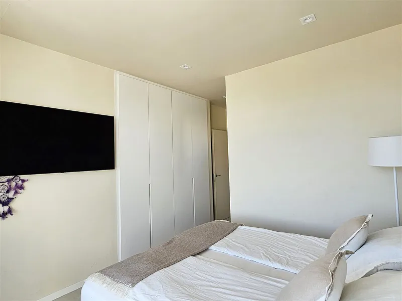 Completed in 2021, this beautifully presented 5 bedroom, 5.5 bathroom contemporary villa sits within a secure gated community in lower Riviera del Sol, just 1.2 km (15 minutes walk) from the beach, shops, and restaurants of Riviera and neighbouring Calaho