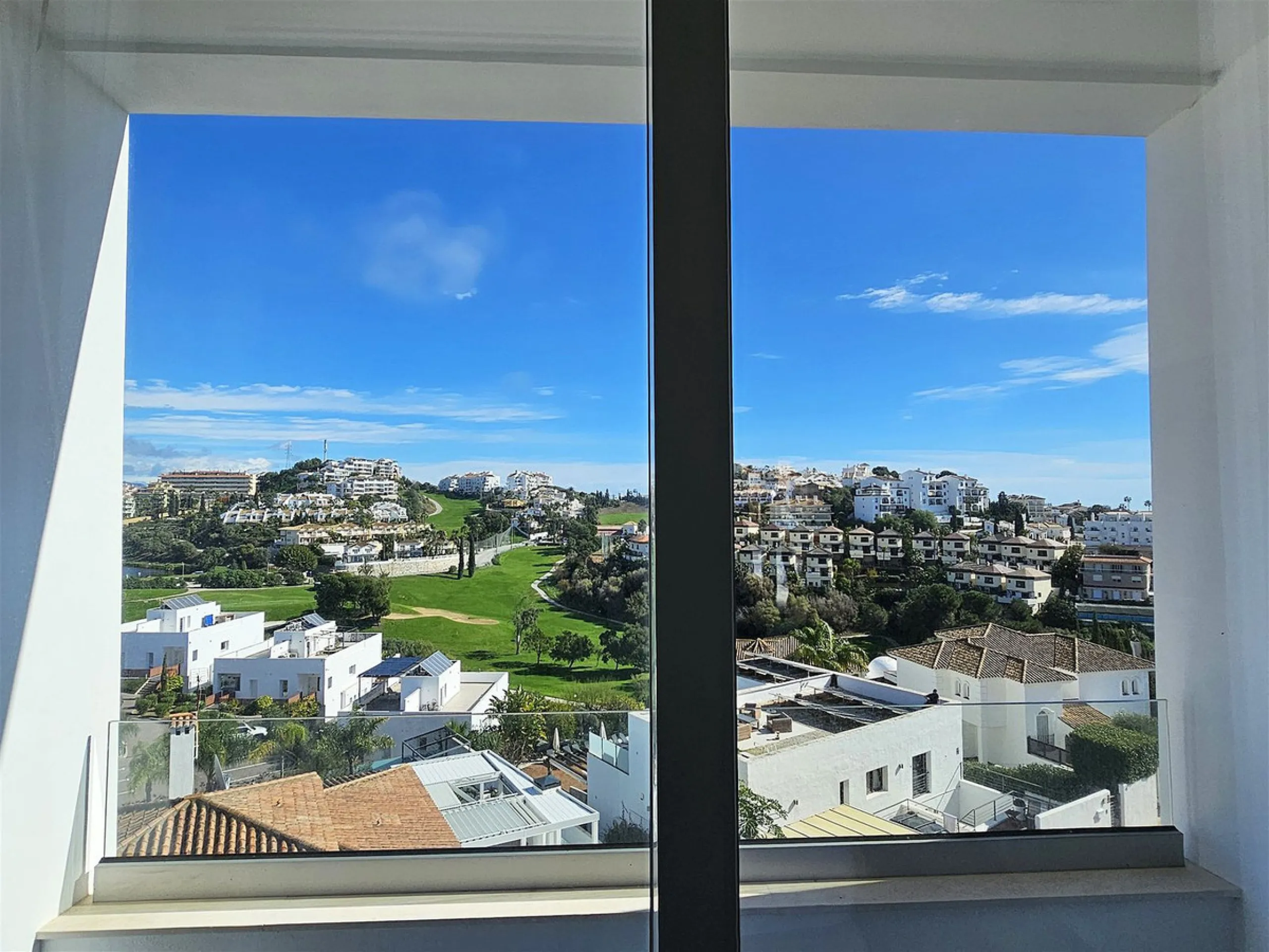 Completed in 2021, this beautifully presented 5 bedroom, 5.5 bathroom contemporary villa sits within a secure gated community in lower Riviera del Sol, just 1.2 km (15 minutes walk) from the beach, shops, and restaurants of Riviera and neighbouring Calaho