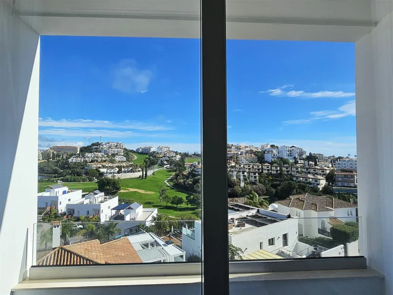 Completed in 2021, this beautifully presented 5 bedroom, 5.5 bathroom contemporary villa sits within a secure gated community in lower Riviera del Sol, just 1.2 km (15 minutes walk) from the beach, shops, and restaurants of Riviera and neighbouring Calaho